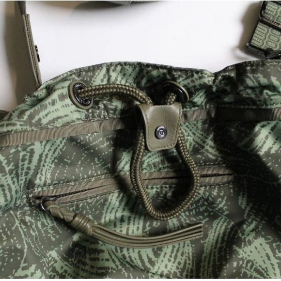 Lululemon Diversity Bag Wanderlust 2016 Mini Wavy Desert Olive Fatigue Rare - Picture 6 of 12